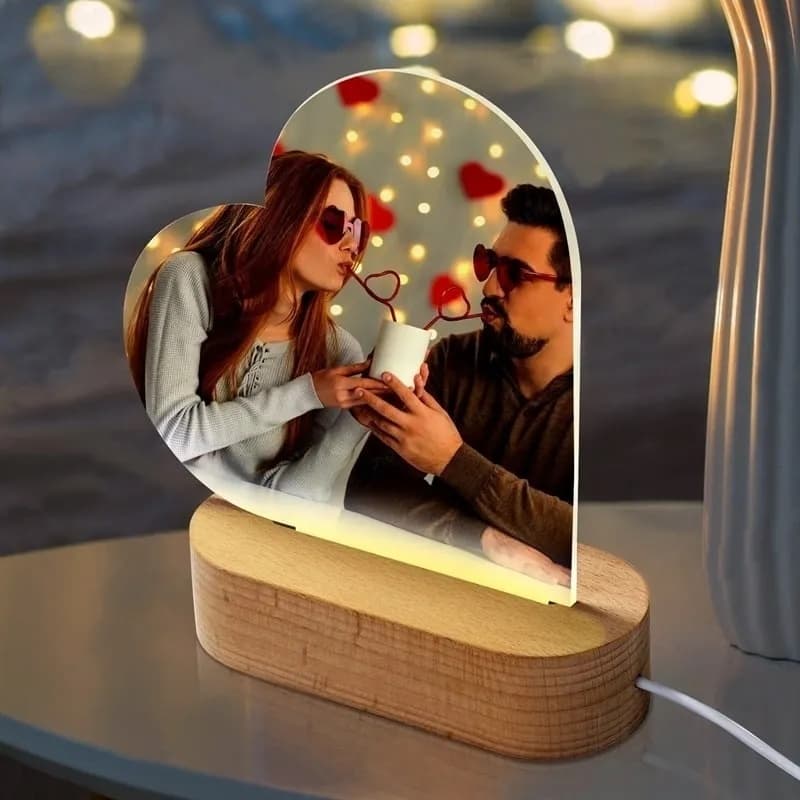 Plachetă LED personalizată în formă de inimă – cadou romantic cu poză și mesaj