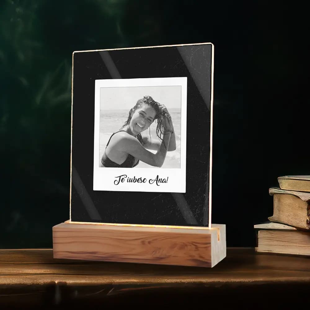 Plachetă LED Personalizată Polaroid Frame cu Poză și Text – Cadou Vintage Modern, Efect Luminos Premium