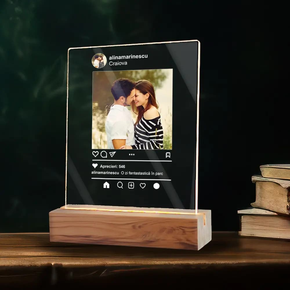 Plachetă LED Personalizată Stil Instagram cu Poză și Mesaj – Cadou Unic Tip Postare, Efect Luminos Premium